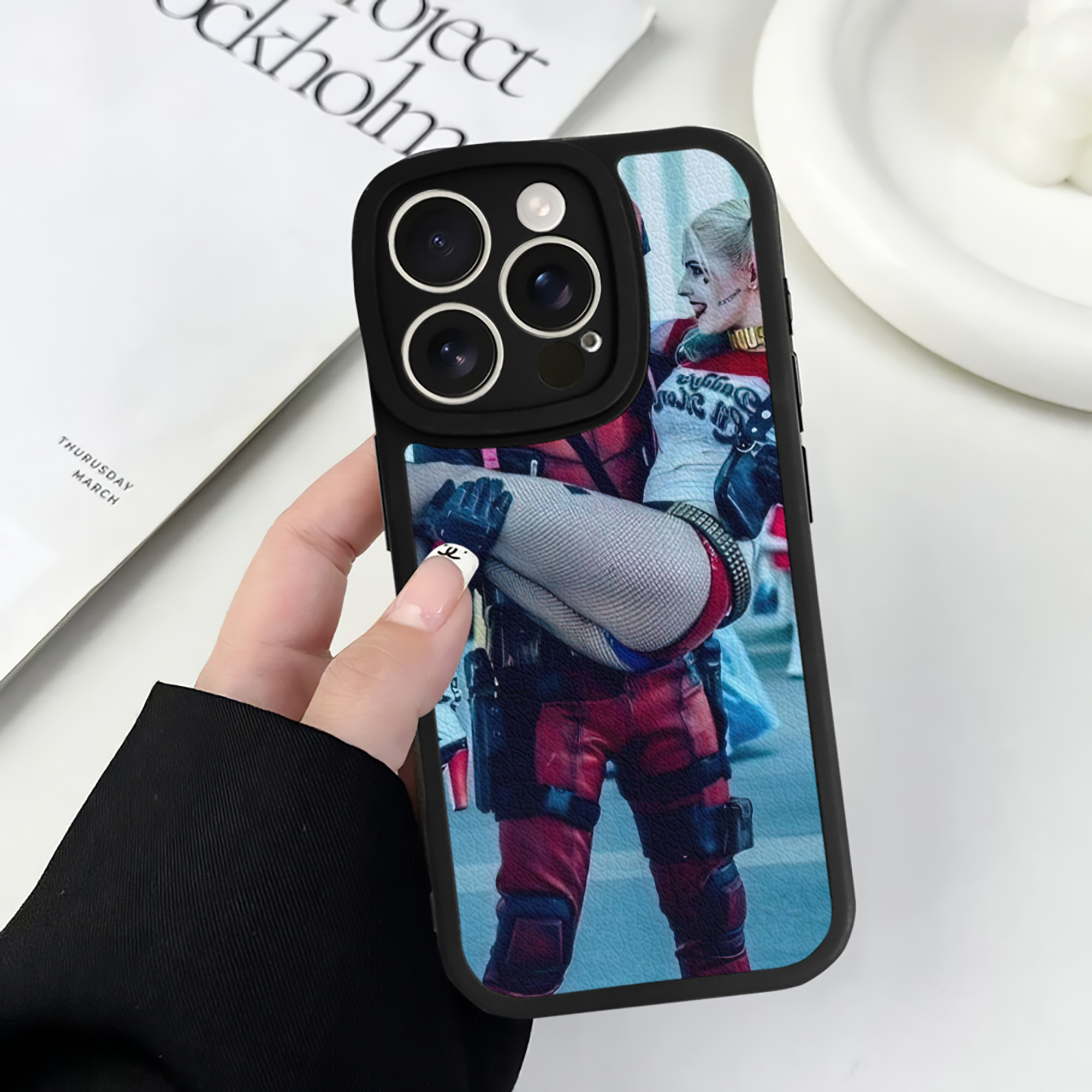 （画像用） Deadpool デッドプール 【iPhone 16シリーズ対応】シリコンスマホケース（レザー調） 材質：シリコン
